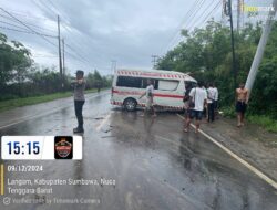 Pecah Ban, Mobil Ambulance PKM Empang Alami Kecelakaan Hingga Ringsek