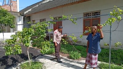 Bhabinkamtibmas Desa Merembu Dukung Ketahanan Pangan, Warga Antusias!