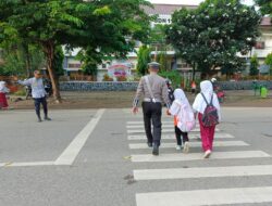Pastikan Keselamatan Murid Sekolah, Sat Lantas Polres Bima Kota Gatur Lalin Pagi