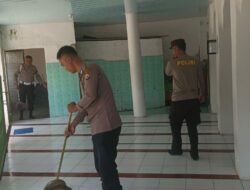 Polsek Jereweh Gotong Royong Bersihkan Masjid Jelang Memasuki Bulan Suci Ramadhan 1446 H