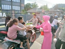 Ramadhan Berkah, Polres Bima Kota Bagi-Bagi Takjil Gratis untuk Pengendara