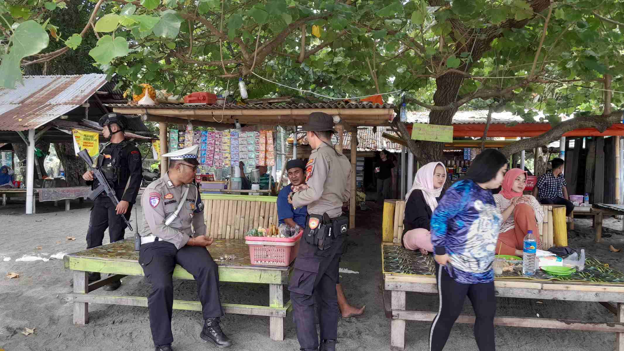 Patroli Ops Ketupat Rinjani 2025, Polisi Jaga Wisatawan di Pantai Lombok Barat