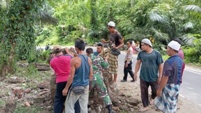 Aksi Cepat Tanggap! TNI-Polri dan Warga Lombok Barat Bersihkan Puing Tugu Roboh!