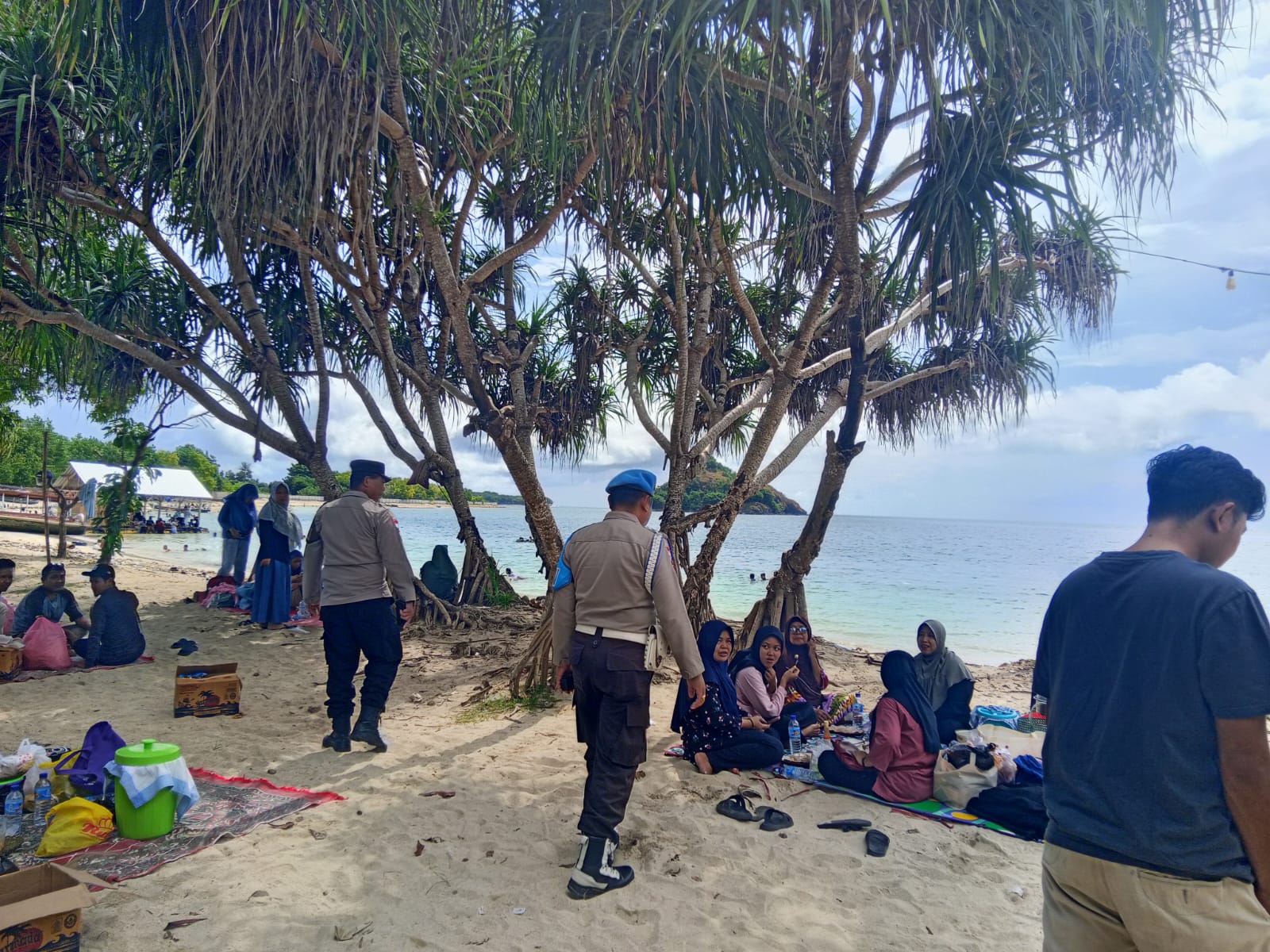 Kepolisian Polsek Sekotong Tingkatkan Keamanan di Pantai Elak-Elak