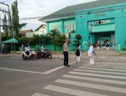 Sat Lantas Polres Bima Kota Laksanakan Rawan Pagi, Bantu Penyeberangan Anak Sekolah dan Pejalan Kaki