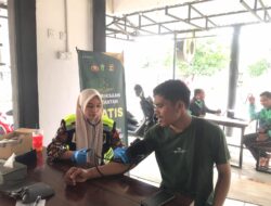 Si Dokkes Polres Bima Kota Gelar Pemeriksaan Kesehatan Gratis dan Bagikan Vitamin untuk Pengemudi Ojek Online