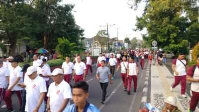 Jalan Sehat Semarakkan HUT Bhayangkara ke-79 di Mataram