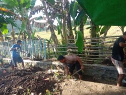 Bhabinkamtibmas Kelurahan Rite Gotong Royong Bersama Warga Bersihkan Parit Cegah DBD