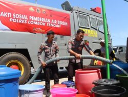 Polres Loteng Salurkan Air Bersih untuk Warga Terdampak Kekeringan di Pratim.