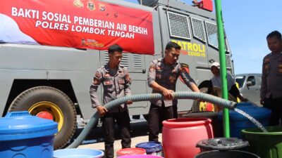 ‎Polres Loteng Salurkan Air Bersih untuk Warga Terdampak Kekeringan di Pratim.