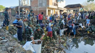 Kolaborasi TNI, Pemda, dan Warga Tangani Sampah Banjir