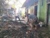 Gotong Royong TNI Bersihkan Kota Mataram dari Lumpur dan Sampah