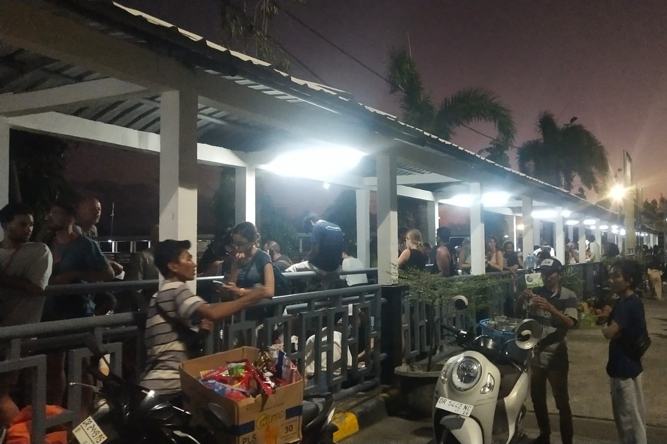 Pelabuhan Lembar Padat Wisatawan Asing, Imbas Penutupan Fast Boat Akibat Cuaca Buruk