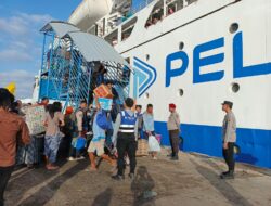Polsek Kawasan Pelabuhan Laut Bima Amankan Proses Embarkasi dan Debarkasi Kapal KM. AWU di Pelabuhan Bima