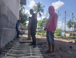 Sinergi Babinsa dan Pemdes Kawal Proyek Plat Beton