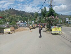 Sat Lantas Polres Bima Kota Laksanakan Pengalihan Arus Lalin Terkait Pengerjaan Crossing Drainase di Kawasan Amahami