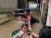 Meski Dengan Ember, Evakuasi Balita di Jaktim Dilakukan Dengan Sigap
