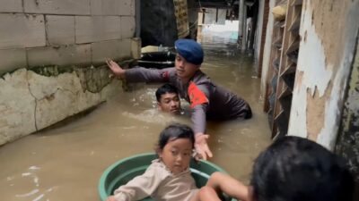 Meski Dengan Ember, Evakuasi Balita di Jaktim Dilakukan Dengan Sigap