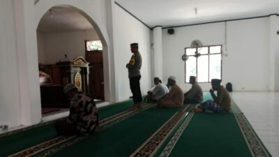 Gelar Sholat Dzuhur Berjamaah, Kinerja Bhabinkamtibmas Polsek Soromandi Diapresiasi Warga Binaan