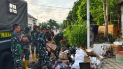 Usai Banjir, TNI Bersihkan Kota Mataram dari Tumpukan Sampah