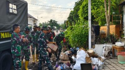 Usai Banjir, TNI Bersihkan Kota Mataram dari Tumpukan Sampah