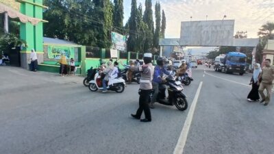 Polsek Rasanae Barat Laksanakan Rawan Pagi, Himbau Pengguna Jalan Tertib Berlalu Lintas