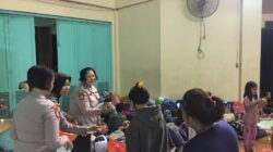 Polisi Bagikan Makanan ke Ratusan Korban Terdampak Banjir di Jakarta