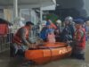 Jalankan Tugas Kemanusiaan, Brimob Polda Metro Evakuasi Warga Terdampak Banjir