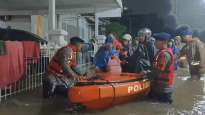 Jalankan Tugas Kemanusiaan, Brimob Polda Metro Evakuasi Warga Terdampak Banjir