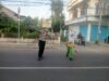 Personel Satlantas Polres Bima Kota Laksanakan Rawan Pagi, Bantu Pejalan Kaki dan Anak Sekolah Menyeberang Jalan