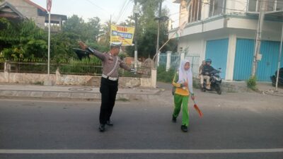 Personel Satlantas Polres Bima Kota Laksanakan Rawan Pagi, Bantu Pejalan Kaki dan Anak Sekolah Menyeberang Jalan