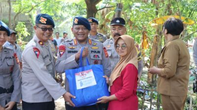 Brimob NTB Ulurkan Bantuan, Berjibaku Bersihkan Puing Banjir Pamotan