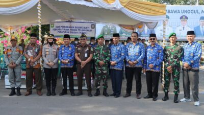 Kapolres Sumbawa Turut serta Dalam Kegiatan Pemusnahan 843 Botol Minuman Keras Ilegal di Halaman Kantor Bupati Sumbawa