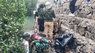 Sinergi Babinsa dan Mahasiswa KKN Jaga Pantai Sekotong