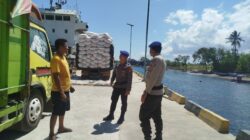 Satuan polairud polres dompu gelar pam pelabuhan di calabai, awasi bongkar muat jagung