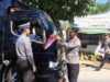 Polres Sumbawa Barat Bagikan Bendera Merah Putih, Perkuat Semangat Nasionalisme di tengah Masyarakat.
