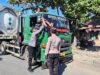 Polsek Pelabuhan Lembar Bagikan Puluhan Bendera Merah Putih ke Sopir Truk Sambut HUT RI ke-80