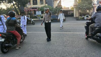Anggota Lantas Polsek Rasanae Barat Laksanakan Strong Point Pagi di Depan MTSN I Kota Bima, Sasar Masyarakat dan Pelajar