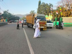 Personel Polsek Rasanae Barat Bantu Lancarkan Arus Lalu Lintas di Pagi Hari
