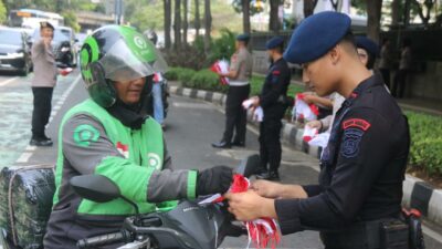 Brimob Metro Jaya Bagikan 5.000 Bendera Merah Putih kepada Warga Jakarta Jelang Hari Kemerdekaan RI