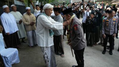 Silaturahmi ke Ponpes Al-Hamidy Banyuanyar, Kapolri: Tanpa Dukungan Ulama Pekerjaan Kami Sangat Berat