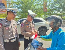 Sat Lantas Polres Bima Kota Bagikan dan Pasang Bendera Merah Putih pada Pengendara Sambut HUT RI ke-80