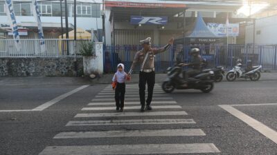 Satlantas Polres Bima Kota Laksanakan Rawan Pagi, Bantu Anak Sekolah dan Pengguna Jalan Menyeberang