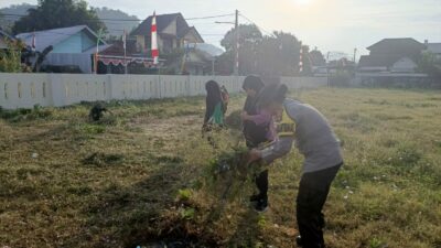 Bhabinkamtibmas Kelurahan Bugis melaksanakan gotong royong memperkuat kebersamaan meningkatkan kepedulian sosial