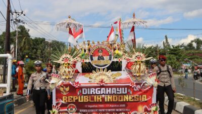 Polres Bima Kota Tampilkan Kendaraan Hias “Polisi Baik” di Karnaval HUT ke-80 RI