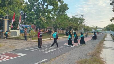 Polsek Khayangan Gelar Giat Rawan Pagi di Depan SMPN 1 Khayangan