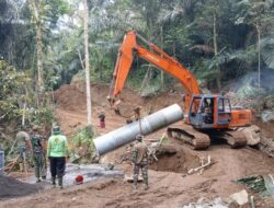 Sinergi TNI dan Warga, Plat Baja Kokohkan Jalan Desa