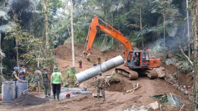 Sinergi TNI dan Warga, Plat Baja Kokohkan Jalan Desa