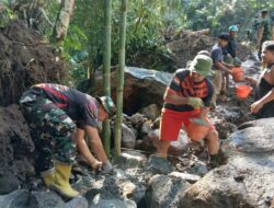 TNI dan Warga Lobar Bangun Jembatan untuk Petani