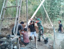 Babinsa Dampingi Pembangunan Sumur Bor Bantu Warga Lembar
